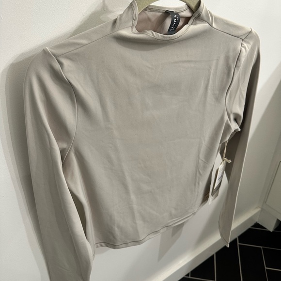 Vuori All the feels long sleeve mock neck size Medium Ecru (sand/off white) - Picture 5 of 5